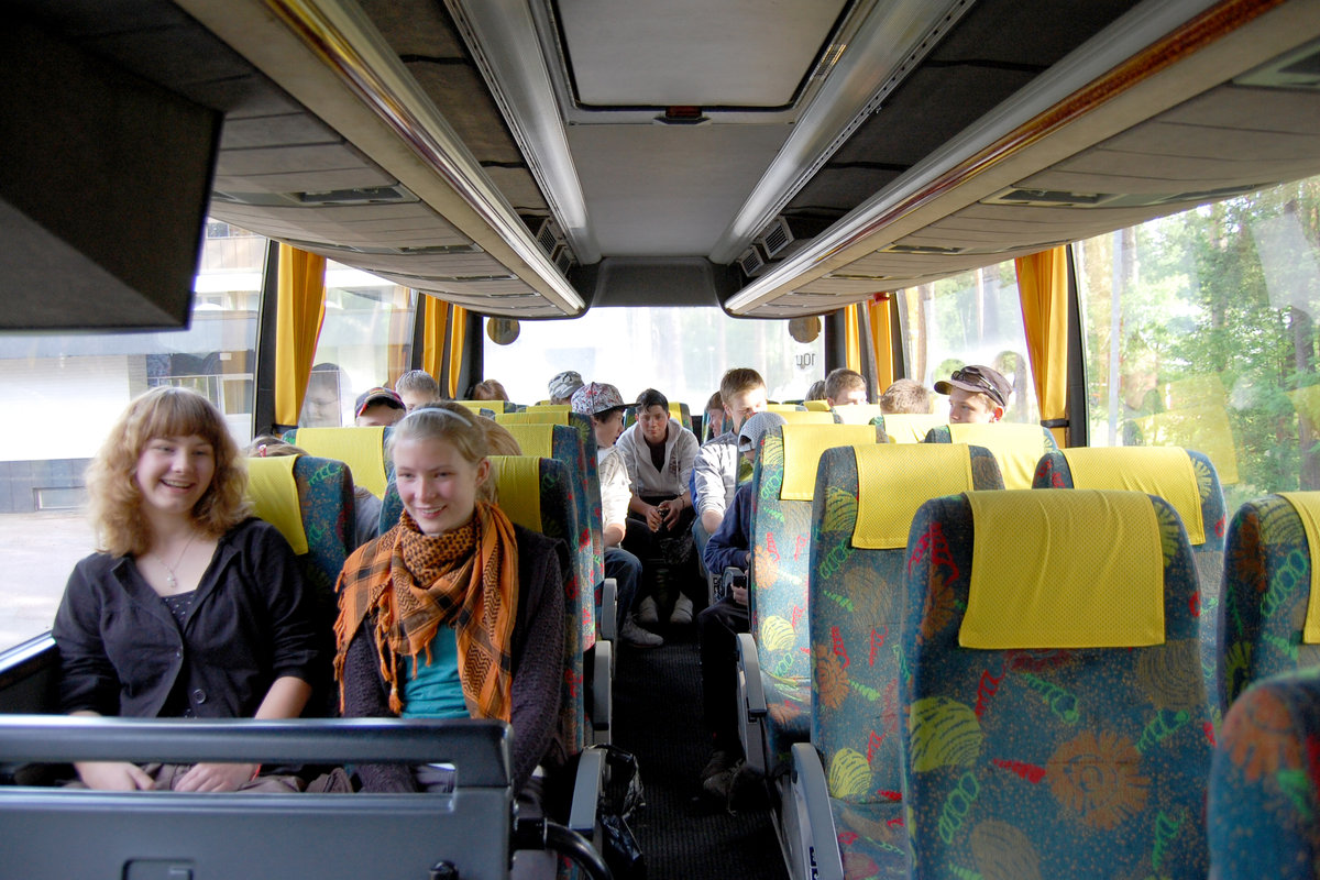 nuorten retkellä nuoria bussissa
