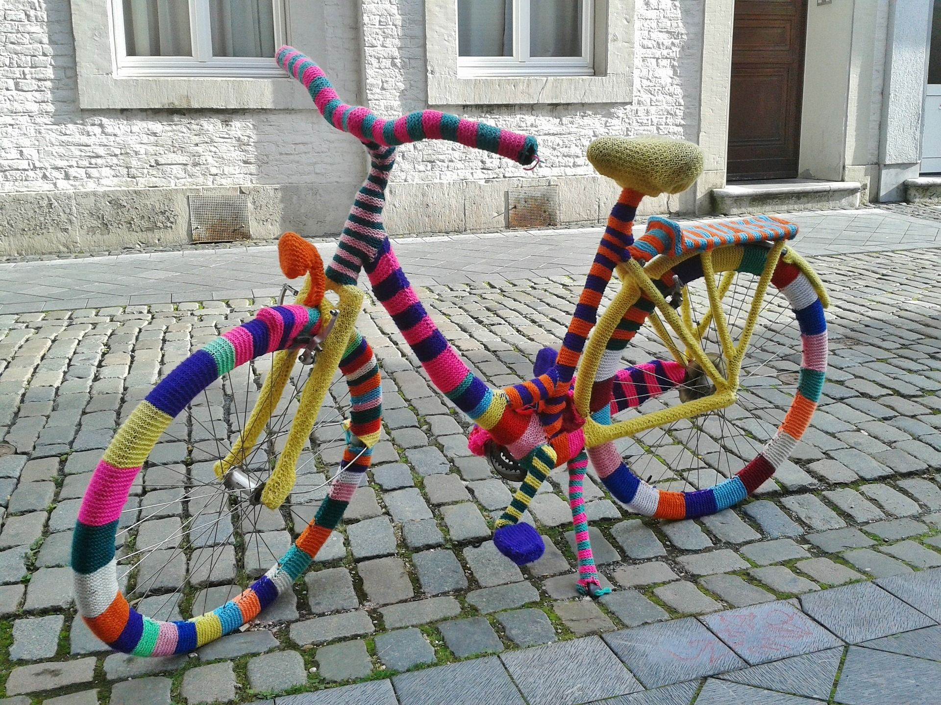 Polkupyörä, joka koristeltu värikkäällä virkkauksella